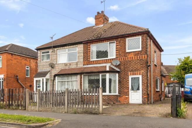 3 bed property, in Lincoln Gardens, £140,000