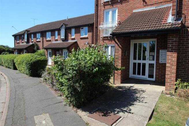 2 bed property, in Rabournmead Drive, £250,000