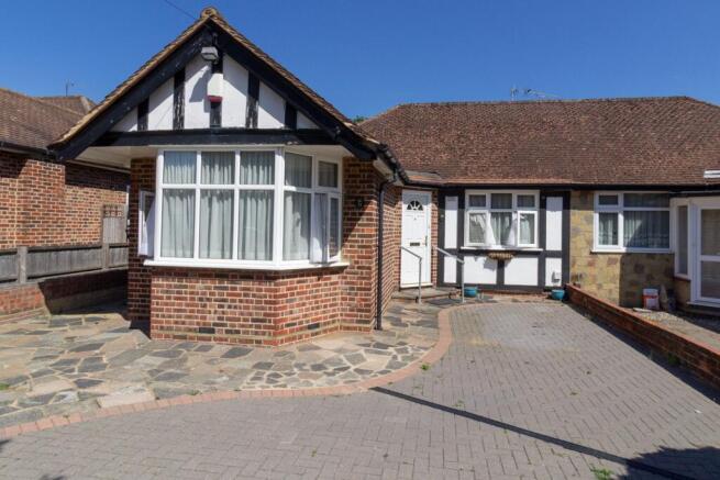 2 bed property, in Glebe Road, £600,000