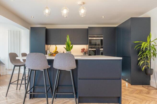 4 bed property, in Mandeville Road, £625,000