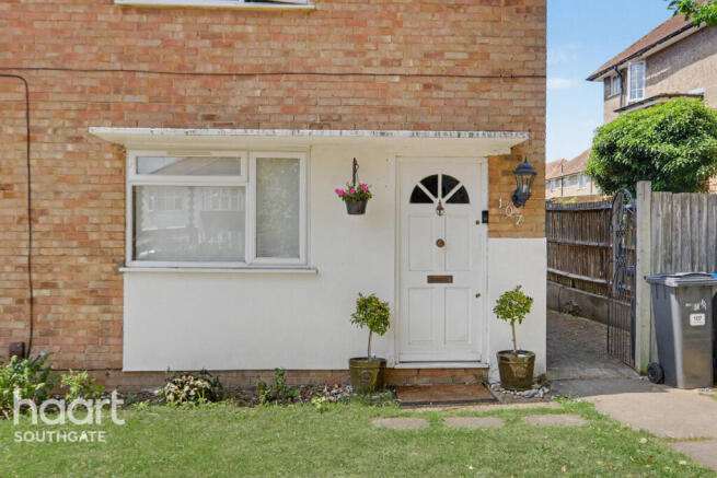 2 bed property, in Chase Road, £425,000