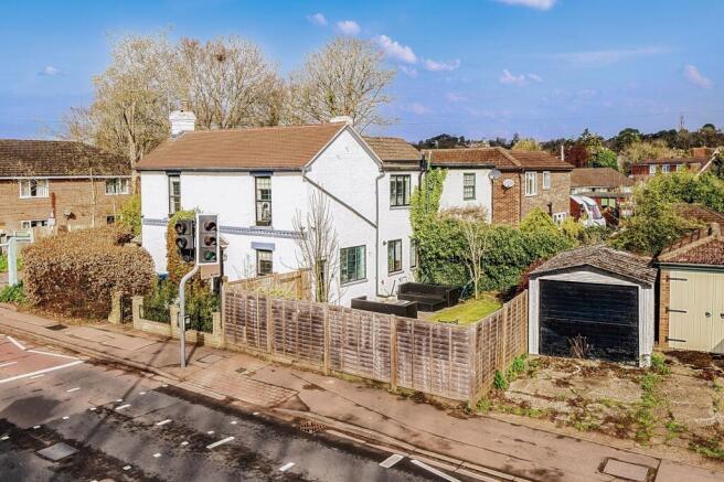 2 bed property, in Yorktown Road, £400,000