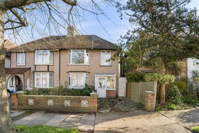 3 bed property, in Woodfield Avenue, £600,000