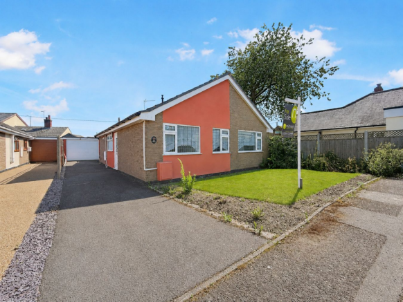 3 bed property, in Hatchcroft Gardens, £300,000