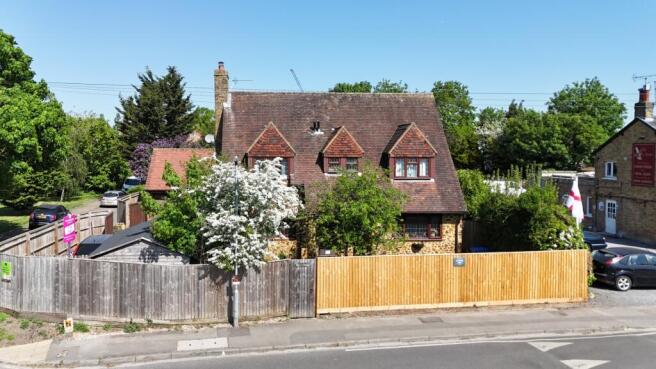 5 bed property, in Cox Green Lane, £850,000