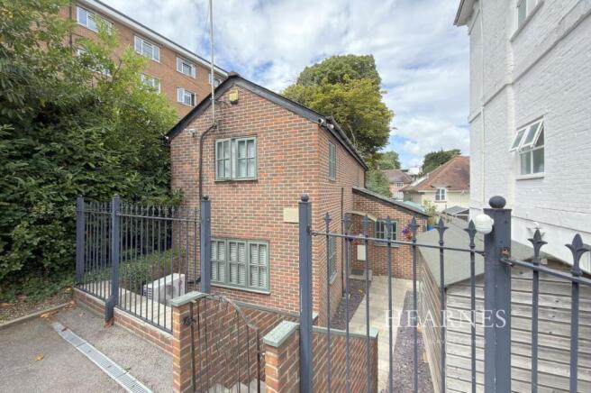 2 bed property, in Chine Crescent, £600,000