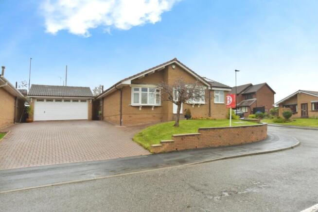 3 bed property, in Broadlands Avenue, £295,000