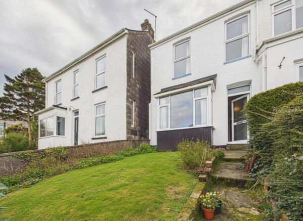2 bed property, in East Looe PL13, £225,000