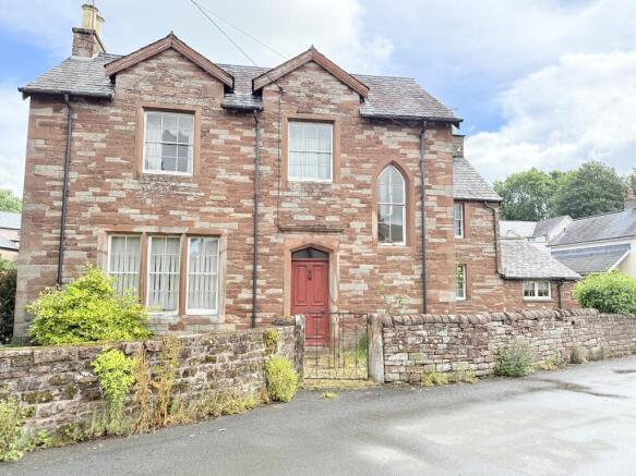 5 bed property, in Middle Farm, £275,000