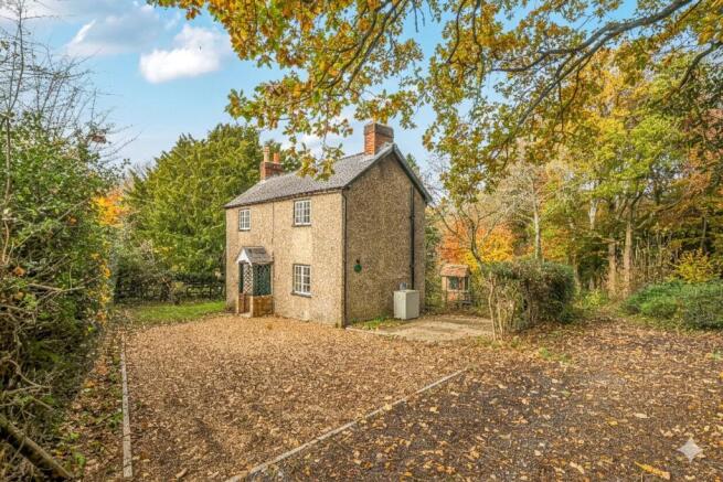 3 bed property, in Ranmore Common, £650,000