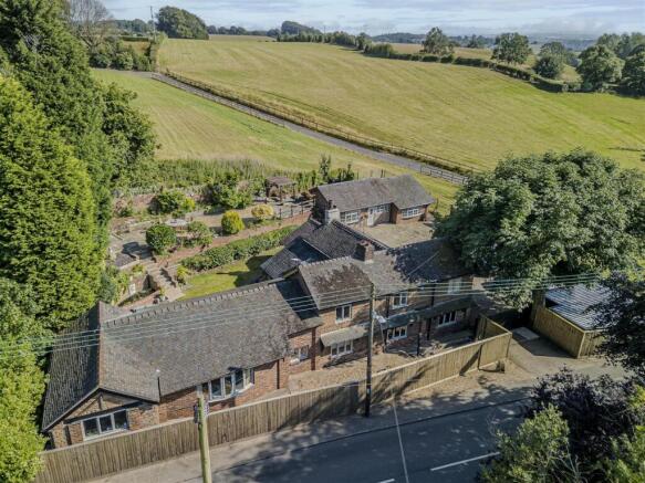 6 bed property, in Windmill Hill, £675,000