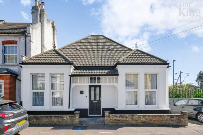 2 bed property, in Garfield Road, £550,000