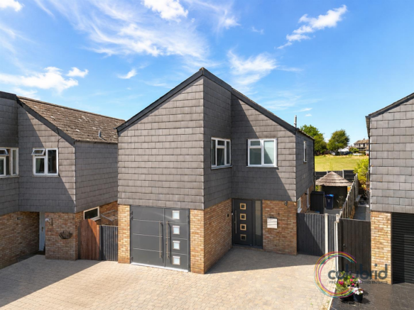 3 bed property, in Sheldon Close, £475,000