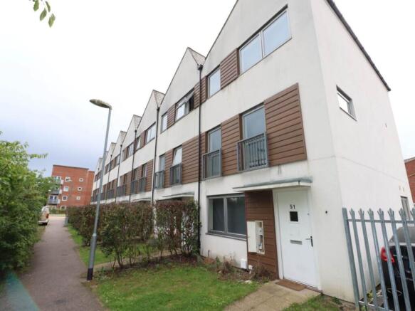 6 bed property, in Aviation Avenue, £475,000