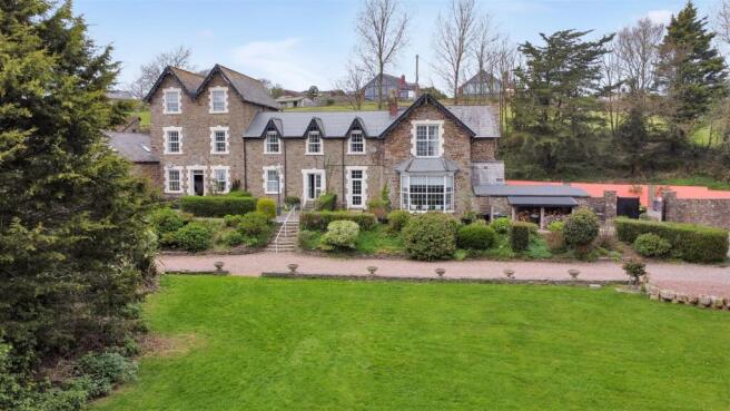 7 bed property, in Northam, £975,000