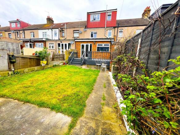 4 bed property, in Caledon Road, £575,000