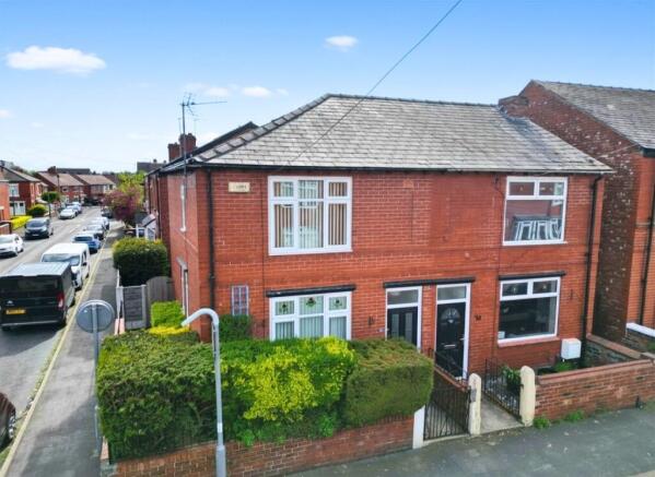 2 bed property, in Grove Street, £270,000