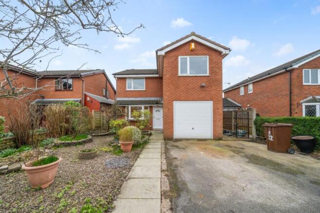 4 bed property, in Toothill Close, £310,000