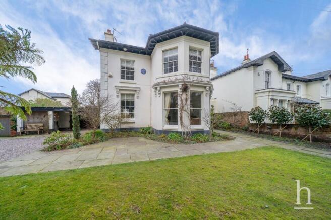 5 bed property, in Village Road, £800,000