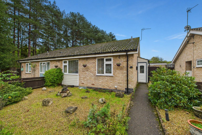 2 bed property, in Juniper Close, £210,000