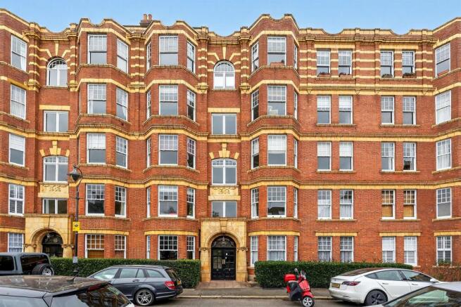 2 bed property, in Sutton Court, £600,000
