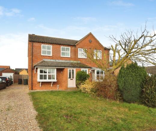 3 bed property, in Navenby, £220,000