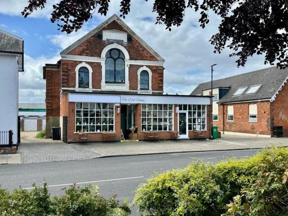 4 bed property, in High Street, £500,000