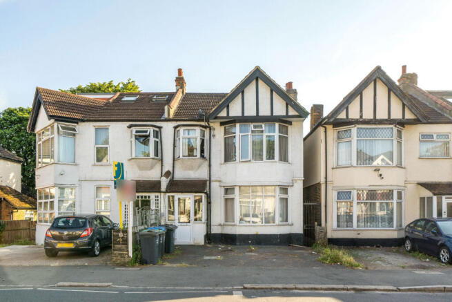 2 bed property, in Melfort Road, £325,000