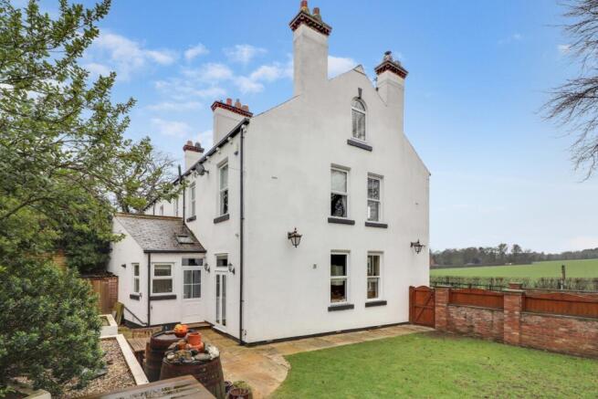 4 bed property, in Wakefield Road, £465,000