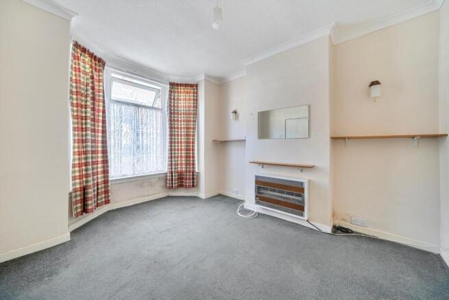2 bed property, in Suffolk Road, £230,000