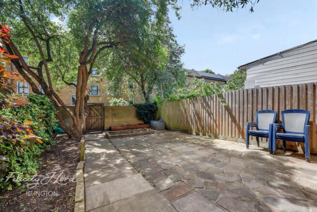 3 bed property, in Raynor Place, £900,000