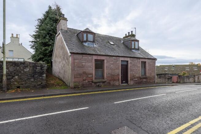 4 bed property, in High Street, £210,000