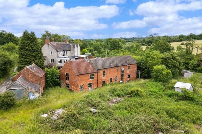 5 bed property, in Penn Common Road, £550,000