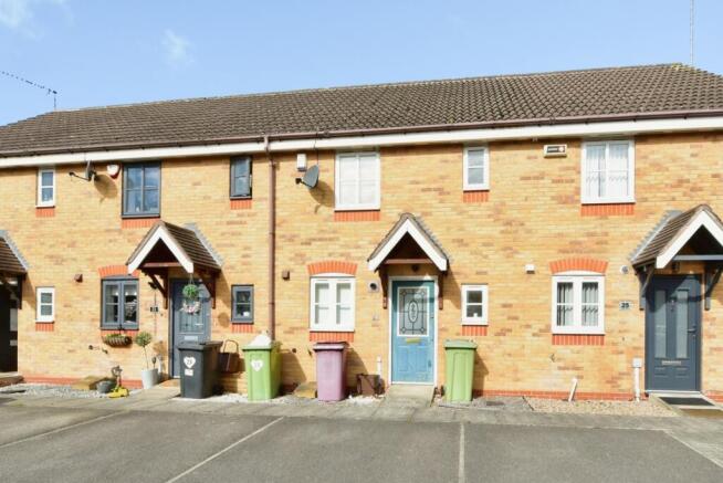 2 bed property, in Green Close, £135,000