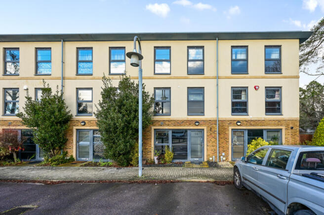 4 bed property, in Lion Road, £430,000