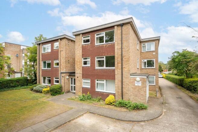 1 bed property, in Worcester Road, £250,000
