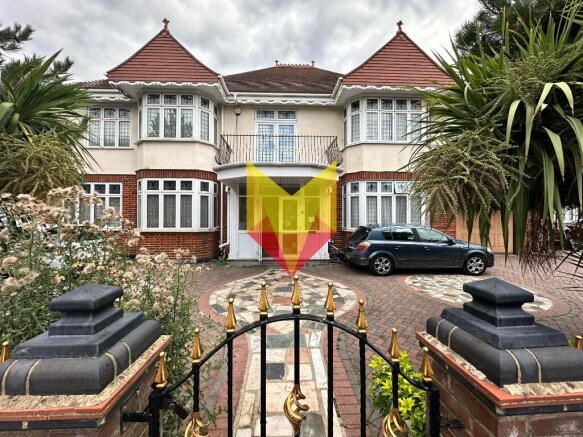 6 bed property, in Stratton Drive, £1,400,000