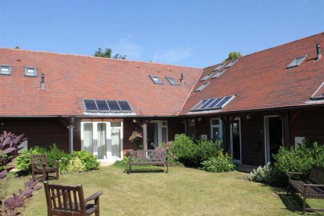 2 bed property, in Broad Oak Manor, £410,000