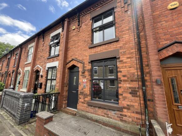 2 bed property, in Stocks Lane, £160,000