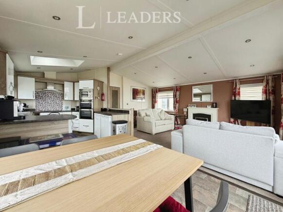 2 bed property, in Eastern Road, £130,000