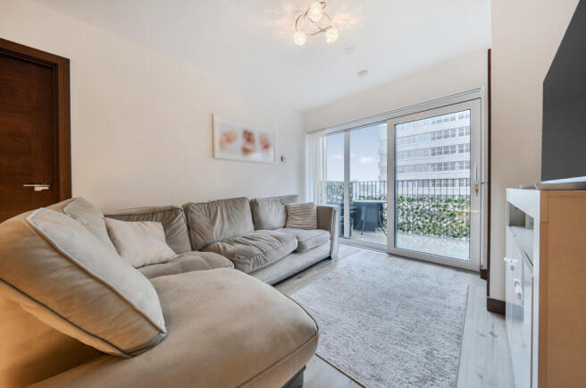 2 bed property, in Victoria Avenue, £240,000