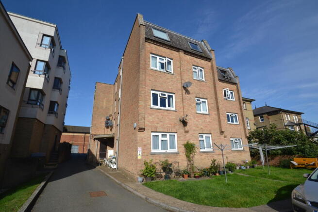 1 bed property, in St Austells, £105,000