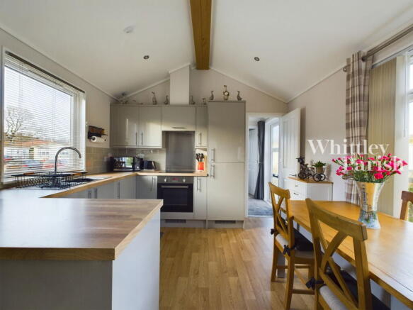 1 bed property, in Waveney Park, £100,000