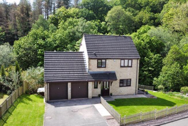 5 bed property, in Cullimore View, £500,000