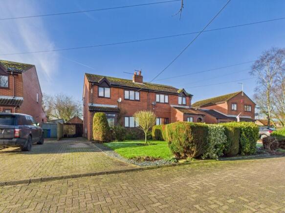 3 bed property, in Eastfield Close, £200,000