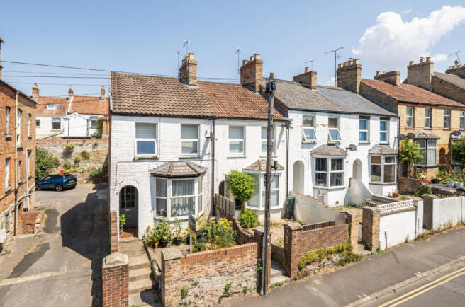 2 bed property, in South Street, £150,000