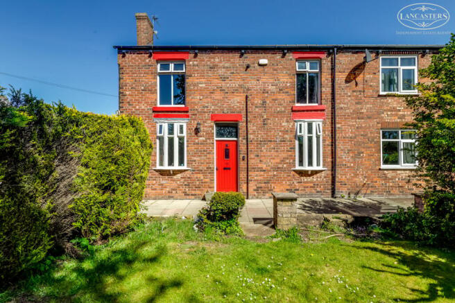 2 bed property, in Mill Street, £200,000