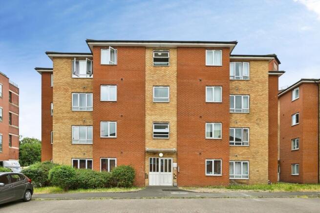 2 bed property, in Player Street, £75,000