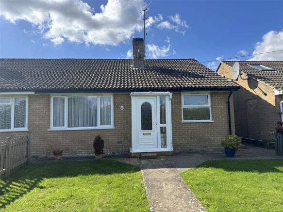 2 bed property, in Watermead, £200,000
