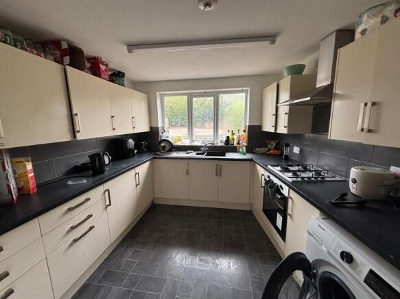 6 bed property, in Valley Road, £440,000